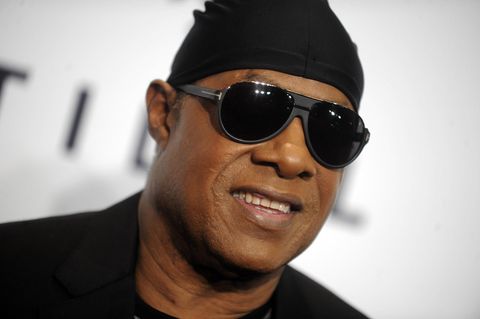 Stevie Wonder mit schwarzer Brille