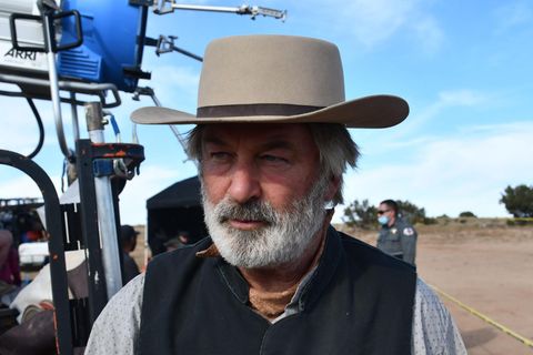 Alec Baldwin am Set in seinem Kostüm für den Film "Rust"