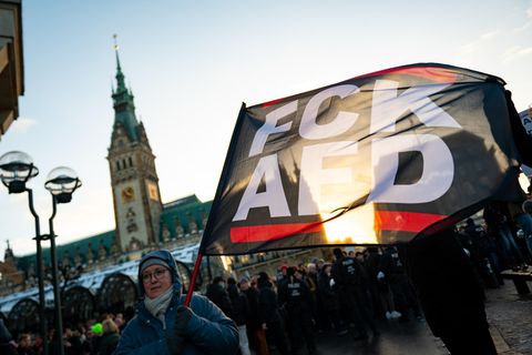 "FCK AFD" steht auf einer Fahne vor dem Hamburger Rathaus