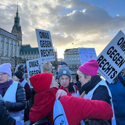 Auch diese Damen mit den Schildern "Omas gegen Rechts" waren auf der Demo in Hamburg