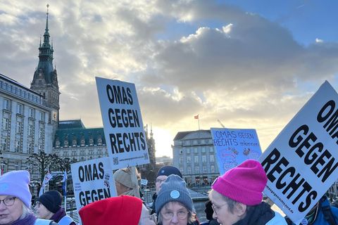 Auch diese Damen mit den Schildern "Omas gegen Rechts" waren auf der Demo in Hamburg