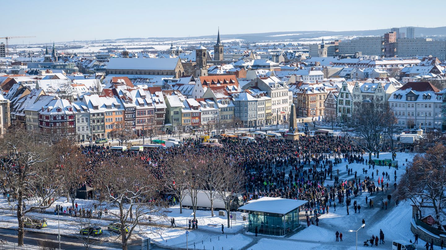 Zahlreiche Menschen haben sich zur Auftaktkundgebung auf dem Domplatz in Erfurt versammelt