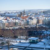 Zahlreiche Menschen haben sich zur Auftaktkundgebung auf dem Domplatz in Erfurt versammelt