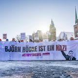 Vertreterinnen der Initiative Omas gegen Rechts demonstrieren mit einem Banner mit der Aufschrift "Björn Höcke ist ein Nazi – #stopptdieAfD"