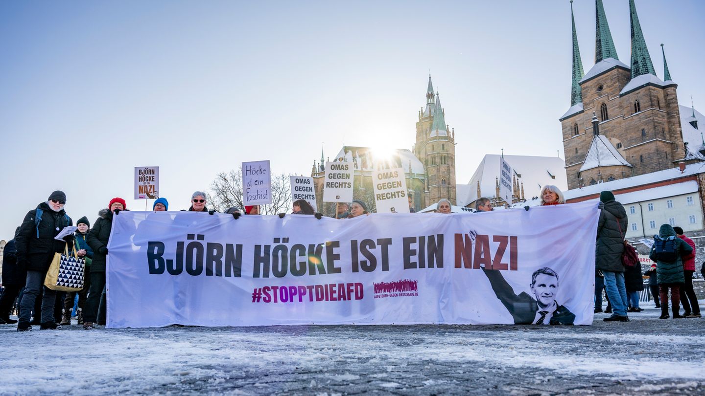 Vertreterinnen der Initiative Omas gegen Rechts demonstrieren mit einem Banner mit der Aufschrift "Björn Höcke ist ein Nazi – #stopptdieAfD"