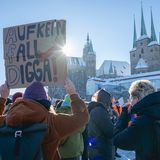 "Auf kein Fall Digga!", heißt es auf dem Plakat einer Demonstrantin auf dem Domplatz in Erfurt