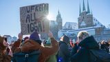 "Auf kein Fall Digga!", heißt es auf dem Plakat einer Demonstrantin auf dem Domplatz in Erfurt