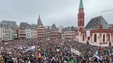 In Frankfurt am Main zählte die Polizei am frühen Nachmittag bereits 35.000 Demonstrierende rund um den Römer. "Weitere Menschen sind auf dem Weg."