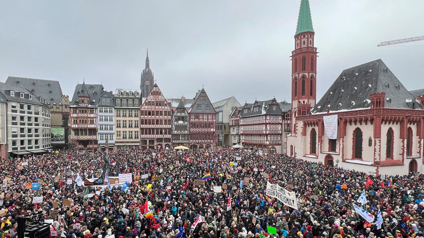 In Frankfurt am Main zählte die Polizei am frühen Nachmittag bereits 35.000 Demonstrierende rund um den Römer. "Weitere Menschen sind auf dem Weg."
