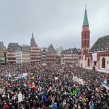 In Frankfurt am Main zählte die Polizei am frühen Nachmittag bereits 35.000 Demonstrierende rund um den Römer. "Weitere Menschen sind auf dem Weg."
