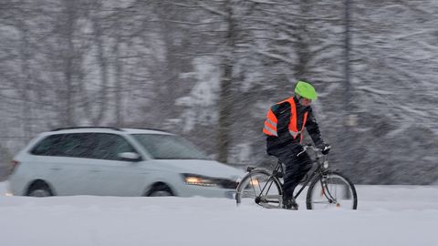 Autofahrer haben es bei Schneefall oftmals leichter, als Radfahrer – ihre Straßen sind meist geräumt