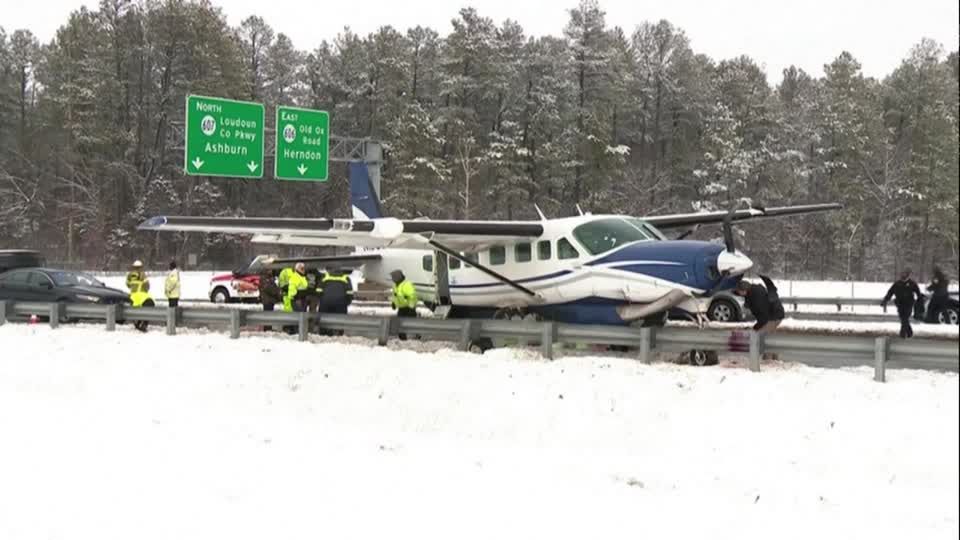 Video: Flugzeug landet auf US-Highway