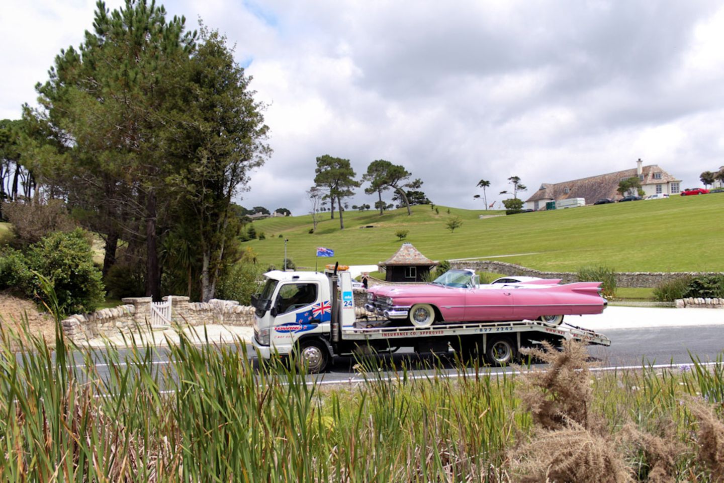 Ein Cabriolet wird am Freitag (20.01.2012) in Neuseeland auf einem Transporter