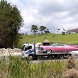 Ein Cabriolet wird am Freitag (20.01.2012) in Neuseeland auf einem Transporter