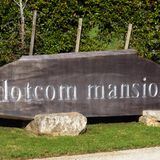 Das Eingangsschild von Dotcom Mansion
