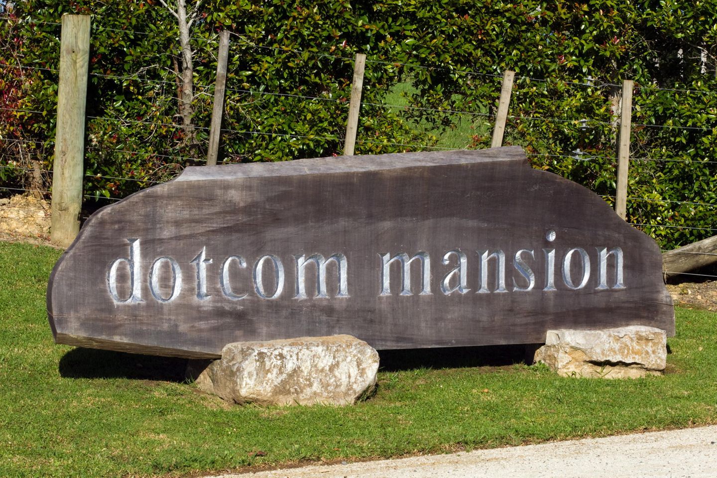Das Eingangsschild von Dotcom Mansion