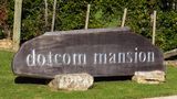 Das Eingangsschild von Dotcom Mansion