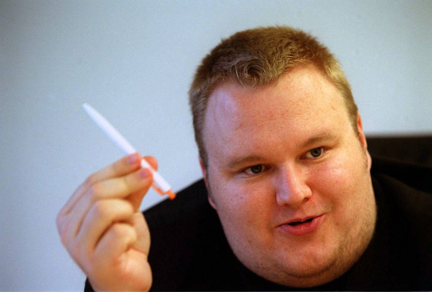 Kim Dotcom wird 1974 als Kim Schmitz in Kiel geboren, tritt erstmals Mitte der 80er Jahre in der Hacker-Szene in Erscheinung. Sein Pseudonym: Kimble.