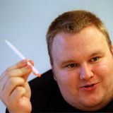 Kim Dotcom wird 1974 als Kim Schmitz in Kiel geboren, tritt erstmals Mitte der 80er Jahre in der Hacker-Szene in Erscheinung. Sein Pseudonym: Kimble.