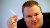 Kim Dotcom wird 1974 als Kim Schmitz in Kiel geboren, tritt erstmals Mitte der 80er Jahre in der Hacker-Szene in Erscheinung. Sein Pseudonym: Kimble.