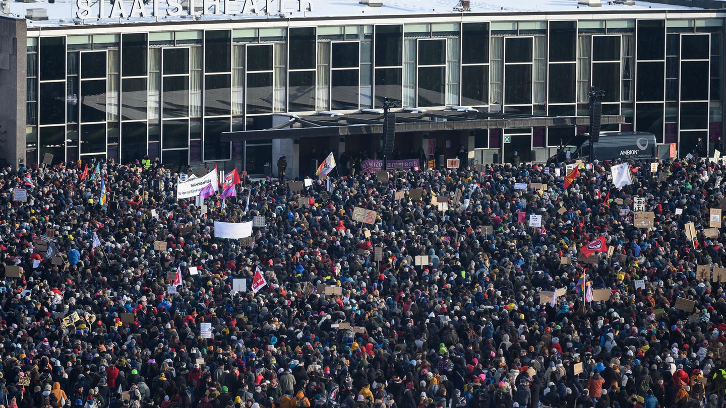 In Kassel versammelten sich nach Polizeiangaben rund 12.000 Menschen