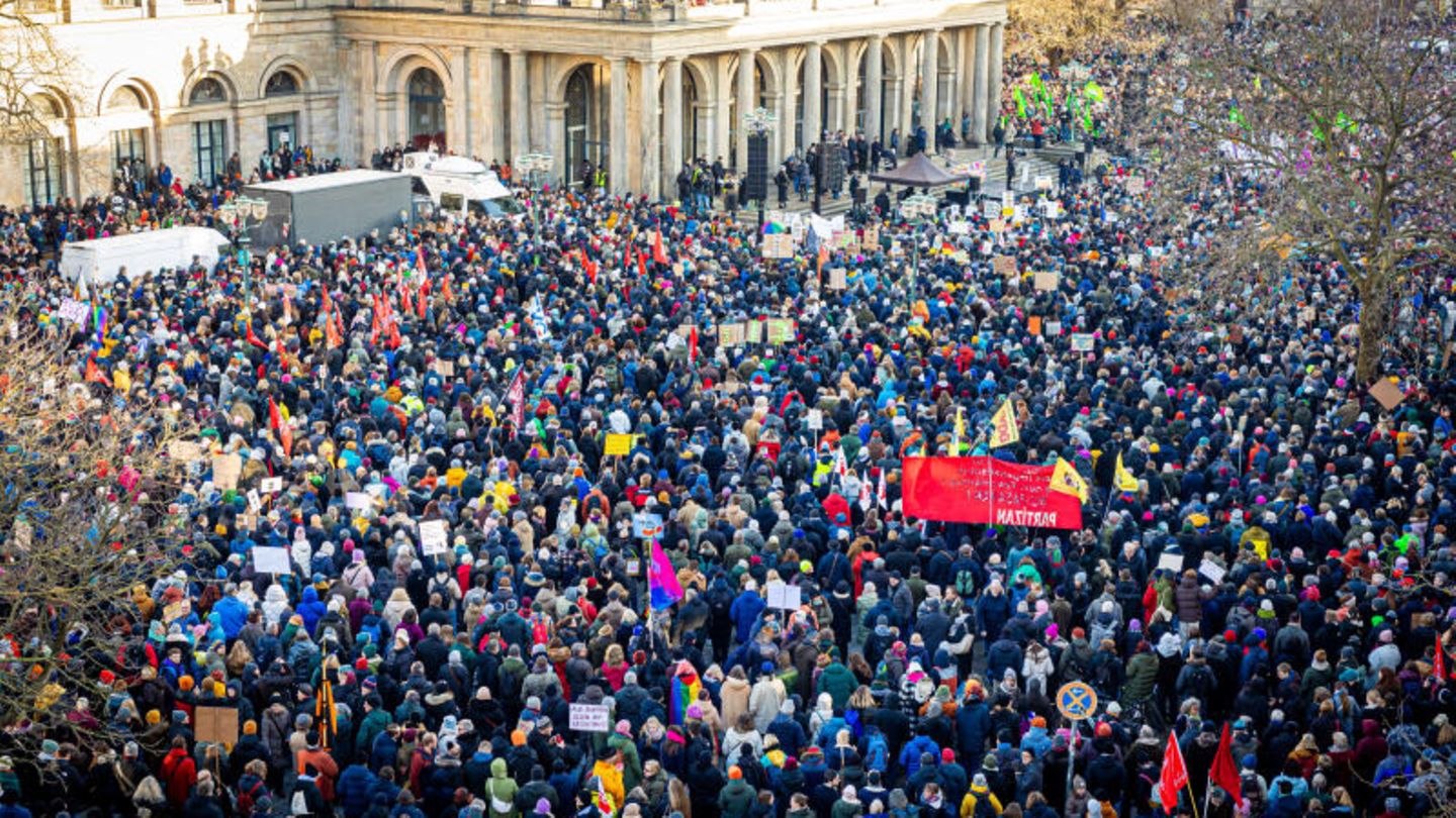 Menschen über Menschen auch in Hannover. Hier setzten laut Veranstalter 35.000 ein Zeichen gegen rechts