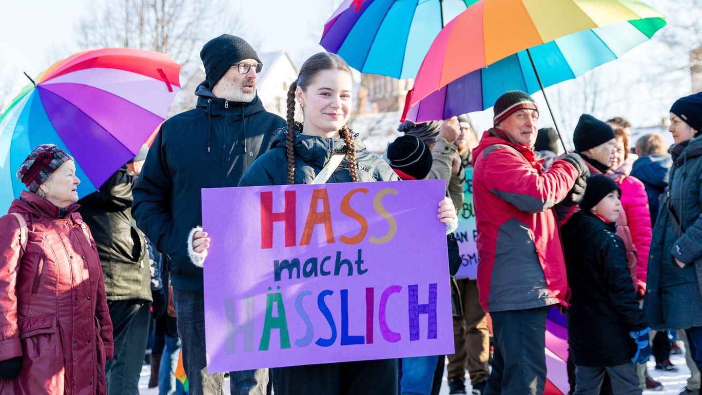 Nicht nur in den Großstädten des Landes gingen Menschen auf die Straße. Wie hier in Spremberg (Brandenburg) versammelten sich jeweils hunderte auch in kleineren Orten.