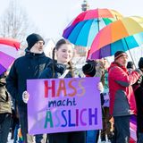 Nicht nur in den Großstädten des Landes gingen Menschen auf die Straße. Wie hier in Spremberg (Brandenburg) versammelten sich jeweils hunderte auch in kleineren Orten.