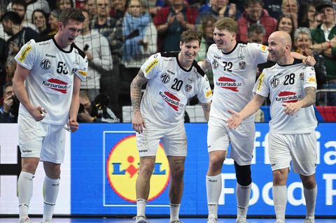Nikola Bilyk, Sebastian Frimmel, Lukas Hutecek und Robert Weber (v.l.n.r.) feiern den Sieg gegen Ungarn bei der Handball-EM