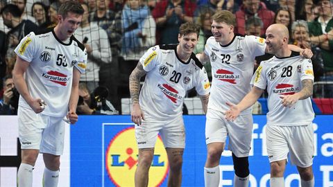 Nikola Bilyk, Sebastian Frimmel, Lukas Hutecek und Robert Weber (v.l.n.r.) feiern den Sieg gegen Ungarn bei der Handball-EM