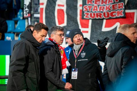 Christian Gentner (l.), Leiter der Lizenzspielerabteilung, und Claus Vogt, Präsident des VfB Stuttgart (2.v.l.)