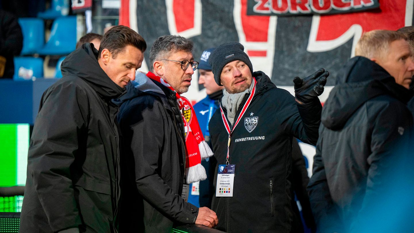 Christian Gentner (l.), Leiter der Lizenzspielerabteilung, und Claus Vogt, Präsident des VfB Stuttgart (2.v.l.)