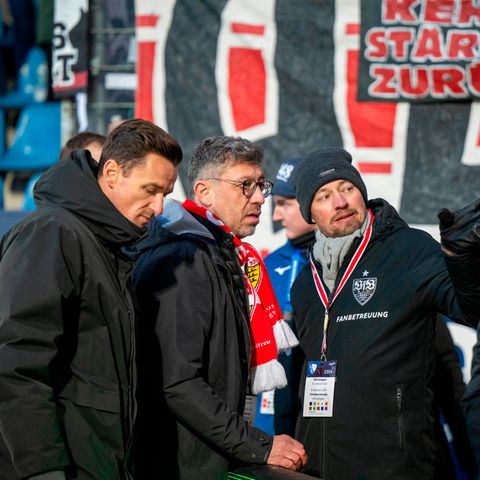Christian Gentner (l.), Leiter der Lizenzspielerabteilung, und Claus Vogt, Präsident des VfB Stuttgart (2.v.l.)