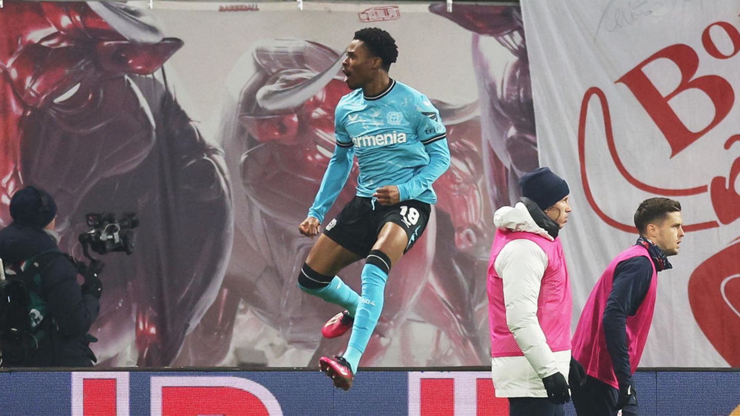 Nathan Tella, der für den verletzten Frimpong eingewechselt wurde, erzielt den Ausgleich zum 1:1 für Leverkusen