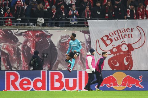 Nathan Tella, der für den verletzten Frimpong eingewechselt wurde, erzielt den Ausgleich zum 1:1 für Leverkusen