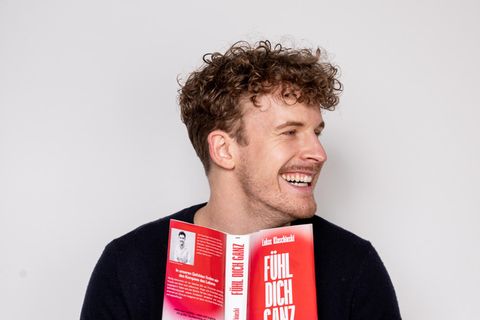 Lukas Klaschinski ist Journalist, Psychologe und Unternehmer. Seit vielen Jahren betreibt er die Audio-Produktionsfirma "Auf die Ohren" und schreibt unter anderem gemeinsam mit Stefanie Stahl regelmäßig eine psychologische Kolumne im stern