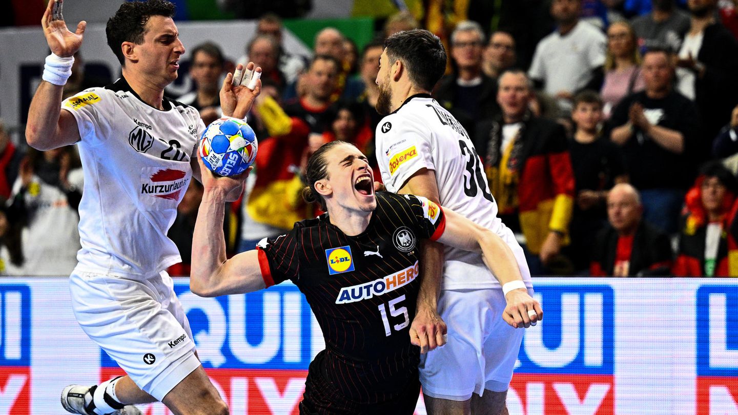 Fehlerfestival in der Offensive: Deutschlands Juri Knorr (m.) bei einem Wurfversuch gegen Österreich Fehlerfestival in der Offensive: Deutschlands Juri Knorr (m.) bei einem Wurfversuch gegen Österreich