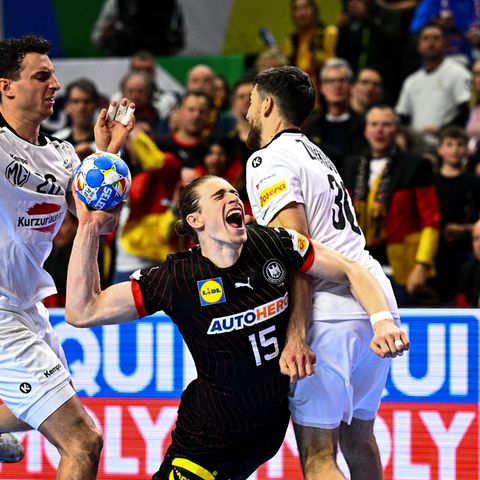 Fehlerfestival in der Offensive: Deutschlands Juri Knorr (m.) bei einem Wurfversuch gegen Österreich