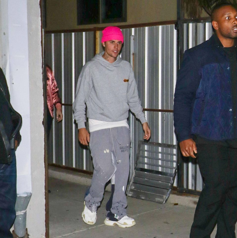Justin Bieber in a gray tracksuit and pink hat Justin Bieber in a gray tracksuit and pink hat