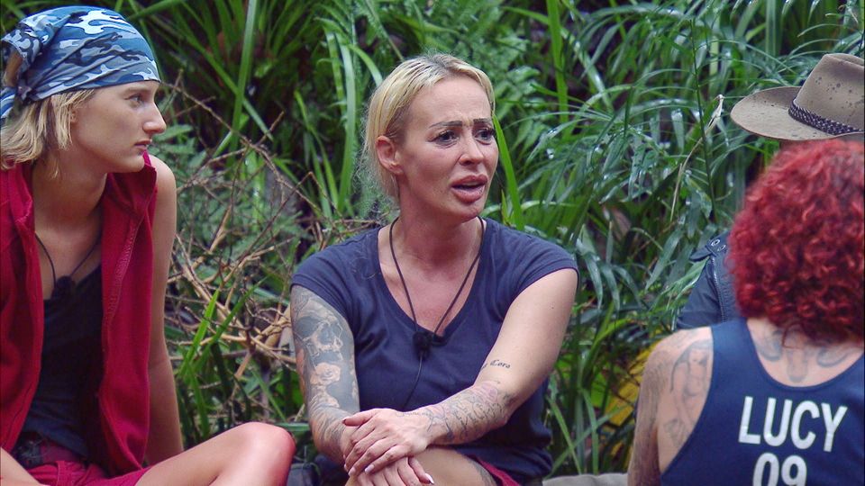 Anya Elsner und Cora Schumacher unterhalten sich im Dschungelcamp über vergangene Beziehungen