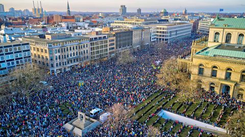 35.000 Teilnehmende zählte die Polizei bei einer Demonstration gegen Rechtsextremismus und die AfD auf dem Opernplatz in Hannover