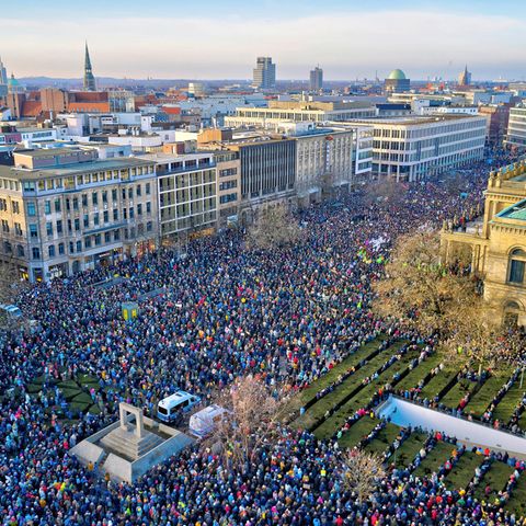 35.000 Teilnehmende zählte die Polizei bei einer Demonstration gegen Rechtsextremismus und die AfD auf dem Opernplatz in Hannover