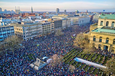 35.000 Teilnehmende zählte die Polizei bei einer Demonstration gegen Rechtsextremismus und die AfD auf dem Opernplatz in Hannover