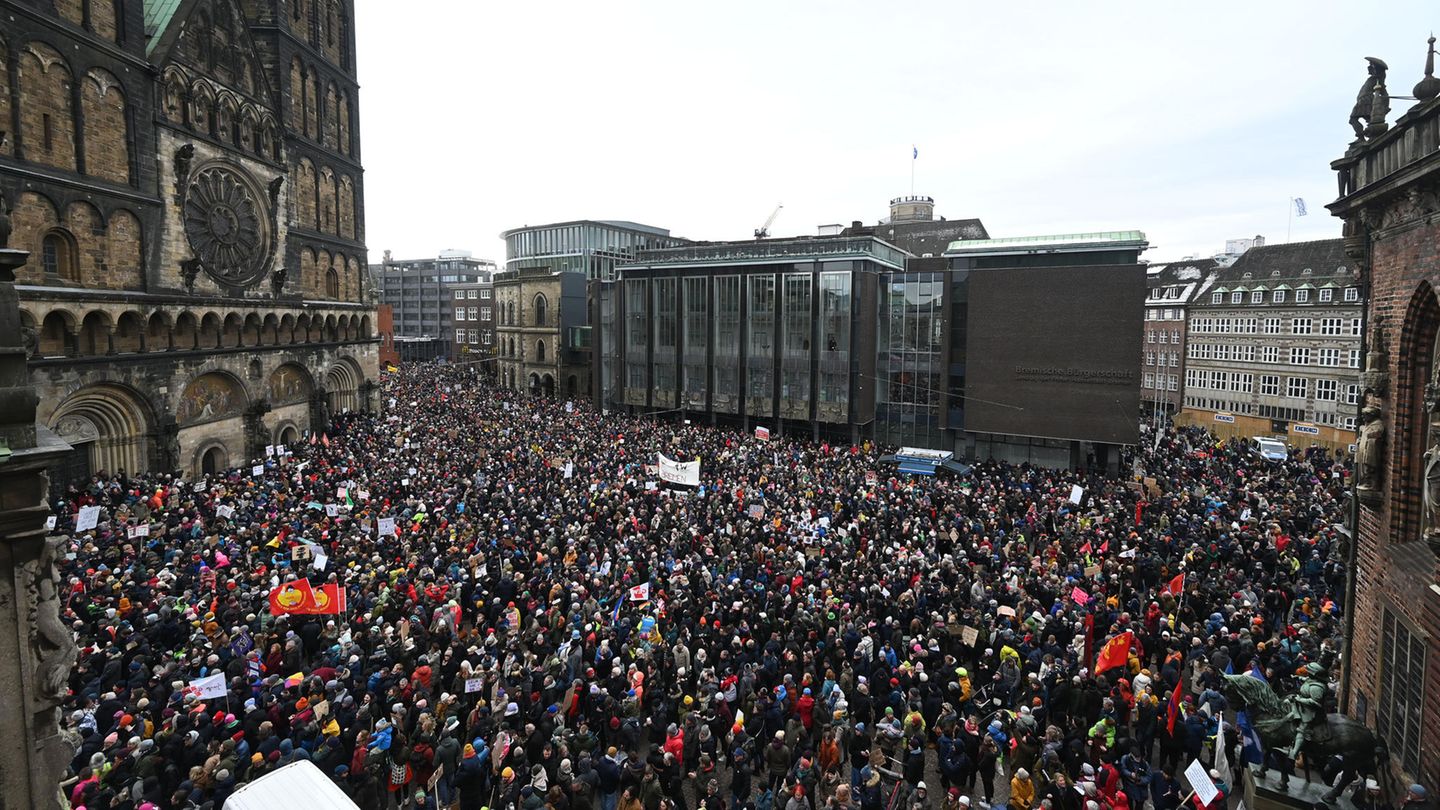 "Laut gegen rechts" hieß es am Sonntag in Bremen. Die Polizei sprach von 35.000 bis 40.000 Teilnehmenden.