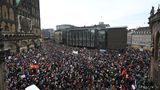 "Laut gegen rechts" hieß es am Sonntag in Bremen. Die Polizei sprach von 35.000 bis 40.000 Teilnehmenden.