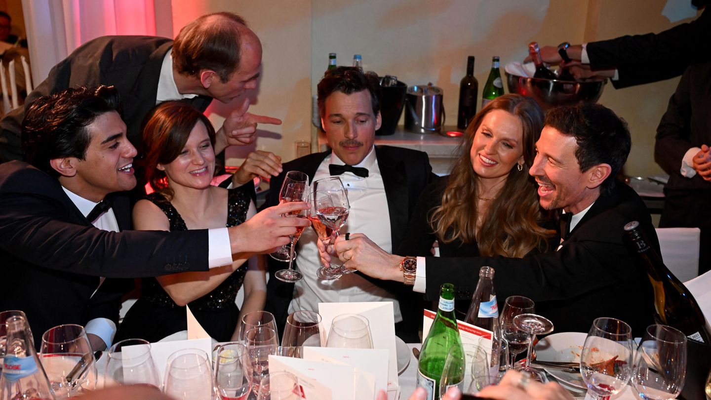 Die Schauspieler Mido Kotaini (l.), Florian David Fitz (m.) und Filmproduzent Oliver Berben (r.)