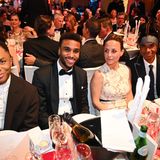 Elan Ben Ali (l.) und Tijan Njie (2.v.l) verkörpern im Film "Girl You know it's true" das Pop-Duo Milli Vanilli. Und rechts sitzt das Original: Der Musiker Fab Morvan, der Teil des Pop-Duos Milli Vanilli war. Rob Pilatus, der zweite Mann, ist im Jahr 1998 gestorben.      