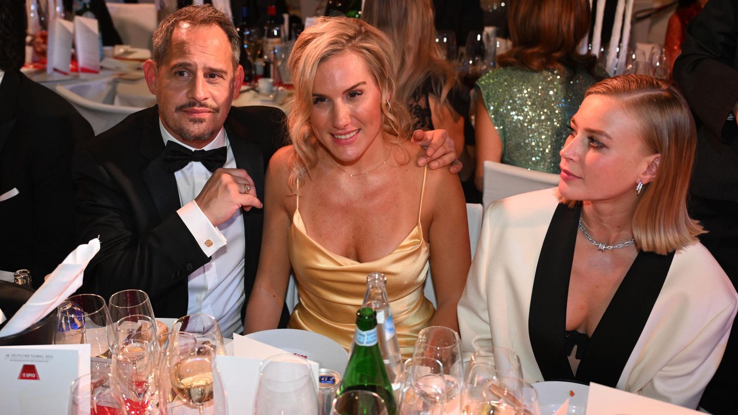 Moritz Bleibtreu, seine Frau Saskia de Tschaschell und Kollegin Jeanne Goursaud