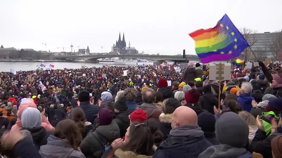 Video: Proteste gegen rechts halten an: Zehntausende demonstrieren in Köln Video: Proteste gegen rechts halten an: Zehntausende demonstrieren in Köln
