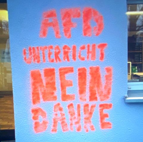 "AfD-Unterricht nein danke" sprühten Schüler an das Gebäude eines Gymnasiums in Ravensburg.